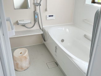 バスルームリフォーム 清潔感ある、快適な浴室とトイレ
