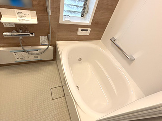 バスルームリフォーム またぎやすく、立ち上がりやすい安心バスルーム