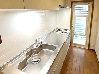 キッチンリフォーム 手元を明るく快適に！機能も見た目も整えたキッチン