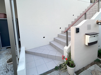 外構工事その他 コケ汚れ対策もバッチリ！明るく一新した外周り