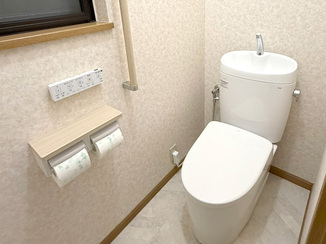 トイレリフォーム 手すりを設け、老後も安心して使えるトイレに